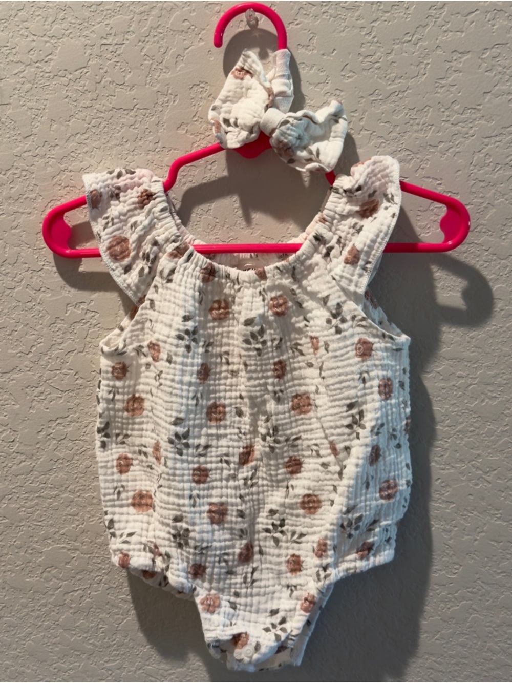SHEIN White Gauze Baby Romper with Dusty Rose Floral